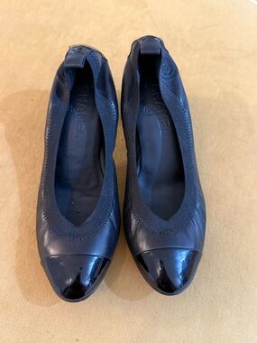 CHANEL Black Leather Cap-Toe Slip-On Ballet Flats